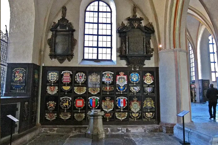 Riddarholmen Church: Coats of arms in the side aisle. Photo: Zeke530 (CC BY-SA 3.0)