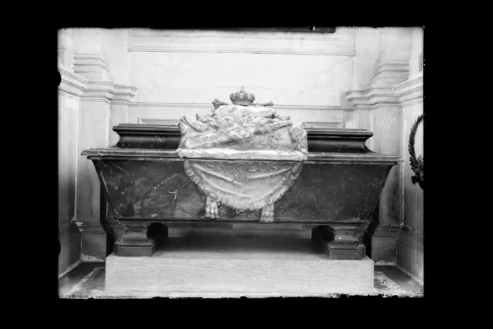 Sarcophagus of karl XII (1682-1718). Riddarholm Church, the Karolinian grave choir (1935). Photo Nils Åzelius - Nils Åzelius / Kulturmiljöbild, Riksantikvarieämbetet/Public domain