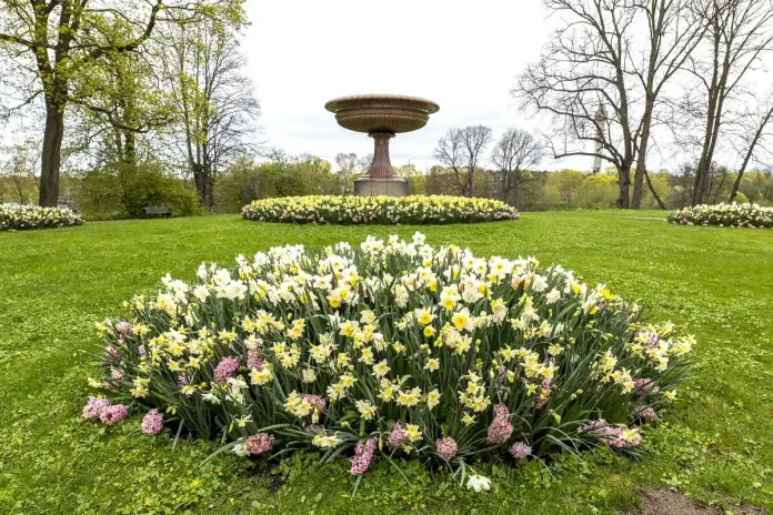 Rosendal Vase in Garberg Granite from Älvdalen's Porphyry Works, carefully installed in 1825. Photo: Jonas Borg, © Kungl. Hovstaterna