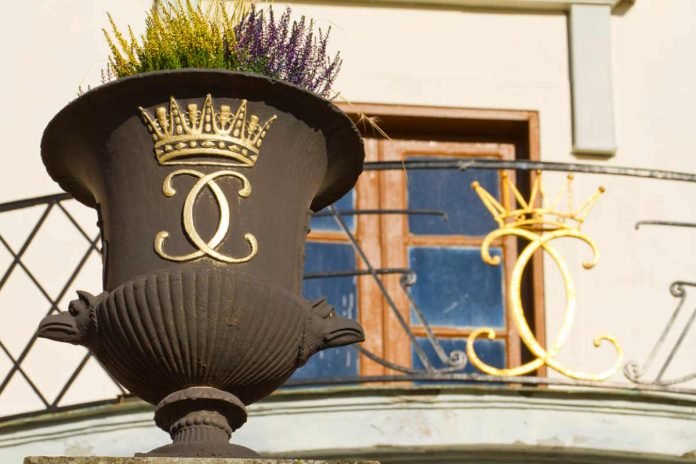 Royal flower pots at Rosersberg Palace, Sigtuna Municipality, Sweden. Photo: Brorsson (CC BY 3.0).