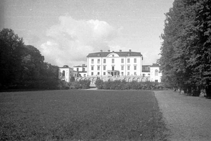 Rosersberg Palace in 1932. Photo: Berit Wallenberg/Kulturmiljöbild, Riksantikvarieämbetet. Public domain.