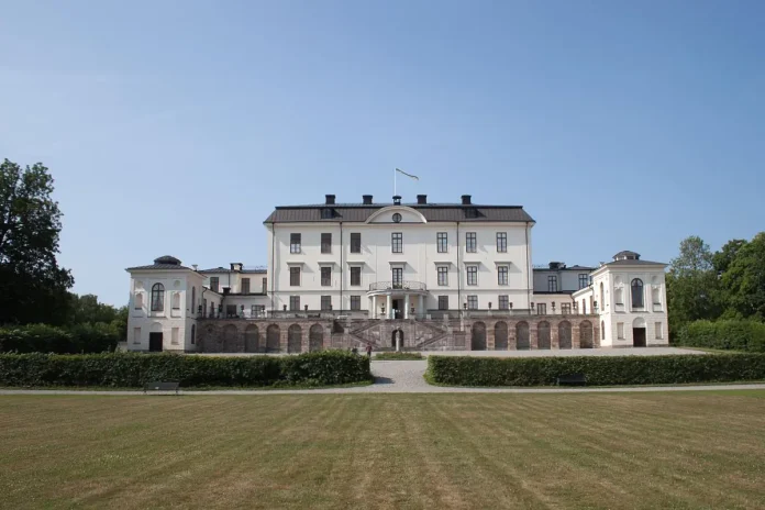 Rosersberg Castle seen from the park side. Photo: Szilas (Public domain)