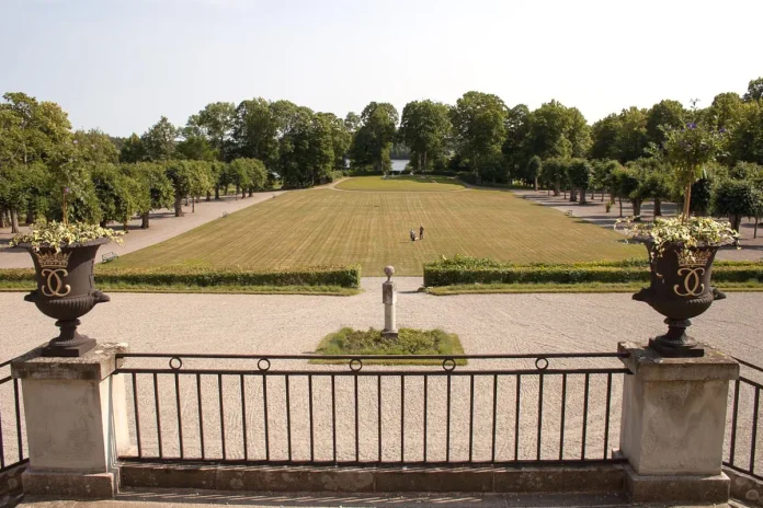 Rosersberg Castle, view towards the park and the lake. Photo: Szilas (Public domain)