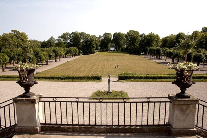 Rosersberg Castle - view towards the park and the lake. Photo: Szilas (Public domain)