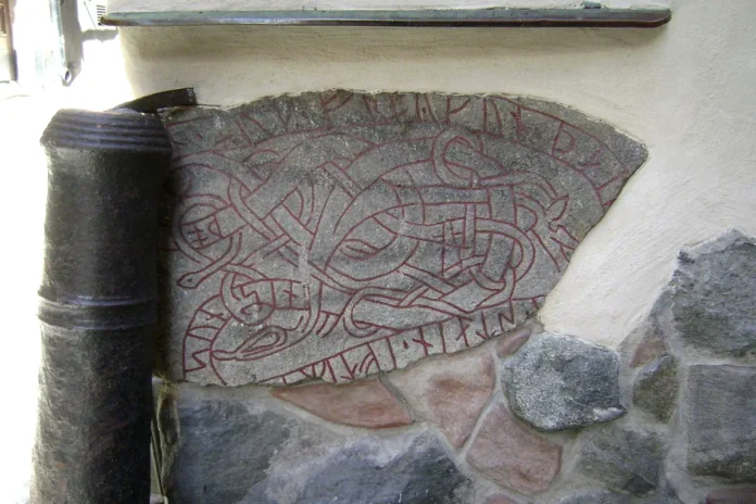 The old runestone on Prästgatan in Gamla Stan, Stockholm. Photo: Albertyanks Albert Jankowski (Public Domain)