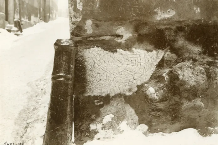 Photo from 1915. The runestone was used as building material a long time ago, and the stone is already mentioned in the 1600s. Image: Swedish National Heritage Board (No restrictions)