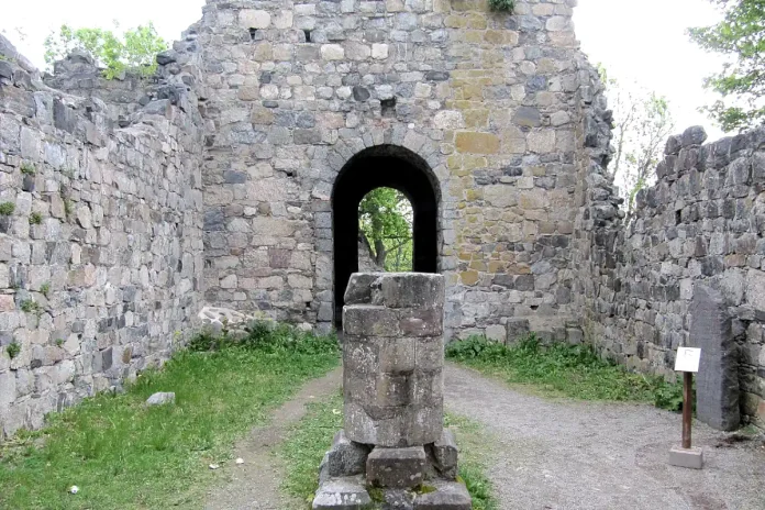 S:t Per's Church Ruins. Former church room in the direction of the east tower. Photo: Ulkl - Ulf Klingström (Public domain)