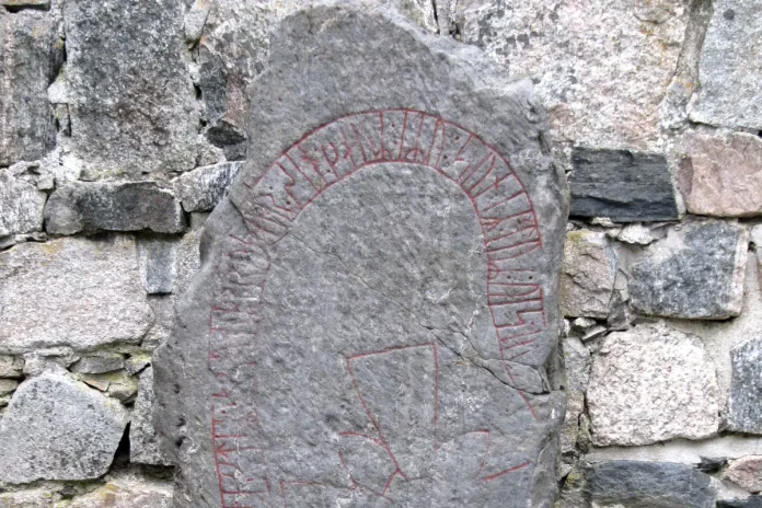 Runestone U394, located at the ruins of S:t Per's Church in Sigtuna. The inscription reads: "Torbjörn raised this stone after Äsbjörn, his brother. They are sons of Dyrver." Photo: Bengt A. Lundberg (CC BY 2.5)