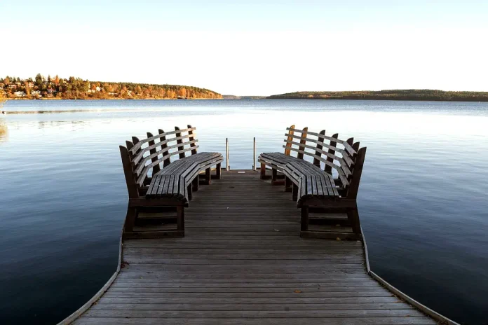 Benches on a small jetty overlooking lake Mälaren in Sigtuna, Sweden. Photo: Arild Vågen (CC BY-SA 4.0)