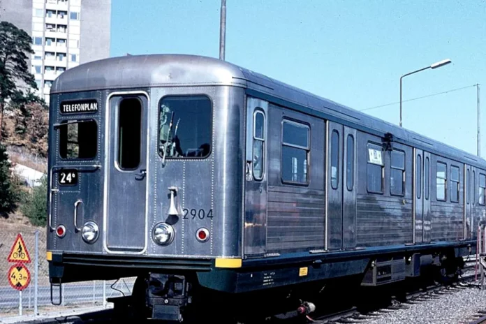 Here we see car 2904 from the so-called 'Silverpilen,' parked at Nyboda/Liljeholmen. Photo: Maad Dogg 97 (Public domain)