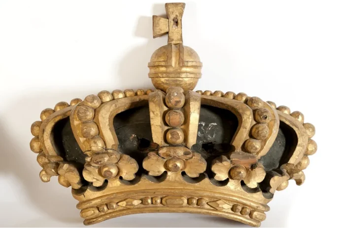 Stern ornament belonging to the ship-of-the-line KARL XIV JOHAN, consisting of shield, crown with apple. Photo: Sjöhistoriska museet (CC BY-SA 4.0)