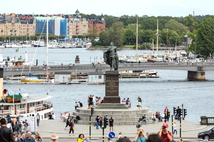 Statue of Gustav III at Skeppsbron with the Skeppsholmsbron bridge spanning Norrström in Stockholm, Sweden. Photo: Manfred Werner (Tsui) (CC BY-SA 4.0)