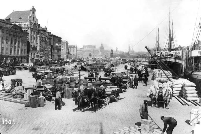 Dockworkers at Skeppsbron in Stockholm, 1901. Photo: Curt Lamm (Public domain)