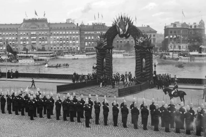 Emperor Wilhelm's visit in 1895, the Svea Life Guards parade in front of a triumphal arch on Skeppsbron. Photo: Public domain