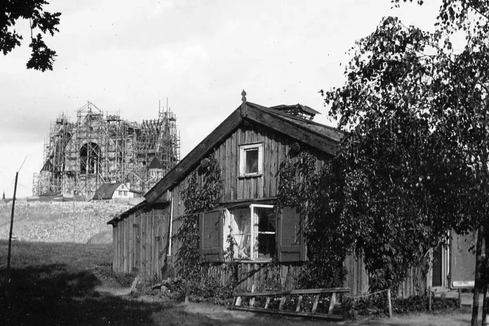 The Vitabergen hunting lodge, later Ceder's Café. In the background, Sofia Church under Construction (1903). Photo: Digitala stadsmuseet (Public domain)