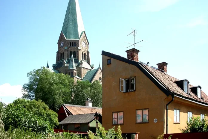 Bergsprängargränd in Södermalm, Stockholm, with Sofia Church in the background. Photo: Holger.Ellgaard (CC BY-SA 3.0)