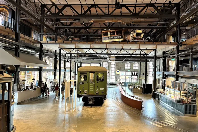 Stockholm Transport Museum. View towards the entrance, subway car C2, and the cafeteria. Photo: Sinikka Halme (CC BY-SA 4.0)