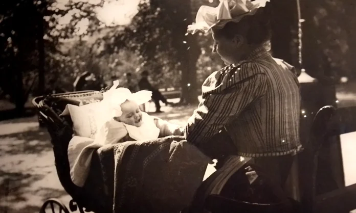 Woman with happy infant in Humlegården, 1890s. Photo: Severin Nilsson