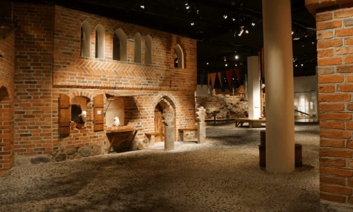 Medeltidsmuseet, Strömparterren, Stockholm, Sweden. Reconstruction of a medieval town with pub. Photo by Otter. (CC BY-SA 4.0)