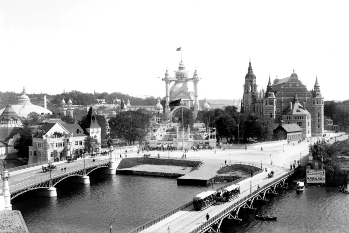 View from Strandvägen towards Djurgården and the 1897 exhibition. Djurgården Bridge to the left, Nordic Museum to the right. Photo: Arthur Möllman (CC BY-NC)