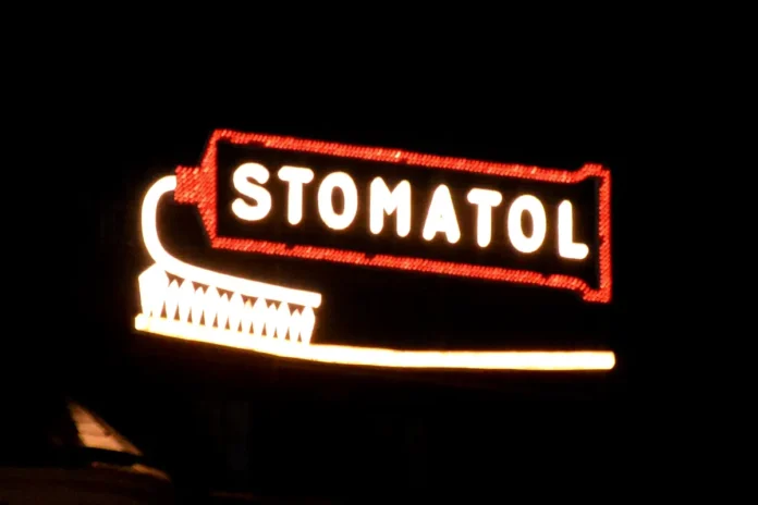 The Stomatol sign has illuminated Slussen in Stockholm since 1909. Photo: Olaf Meister (CC BY-SA 4.0)