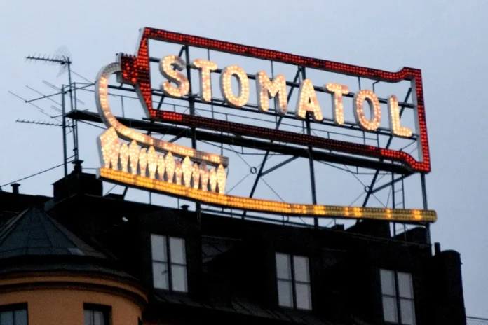 The Stomatol sign is made up of more than 1,300 light bulbs. Photo: michell zappa from São Paulo, Brazil (CC BY-SA 2.0)