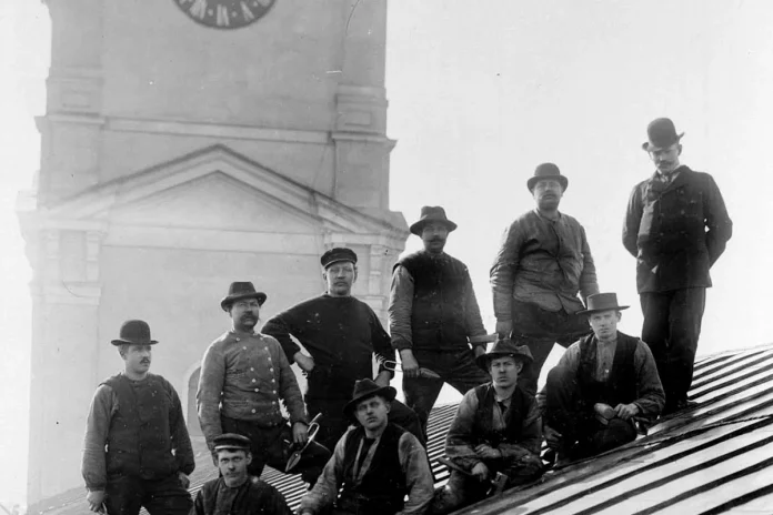 Metalworkers on the roof of Storkyrkan, Stockholm. The metalworking firm Conrad Teodor Rahm & Son carried out work here in 1903. (Public domain)