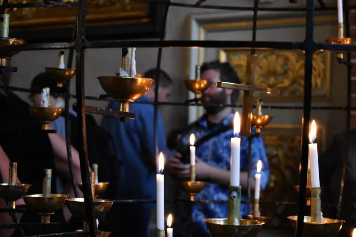 Lit candles in Storkyrkan in Stockholm. Photo: BugWarp (CC BY-SA 4.0)