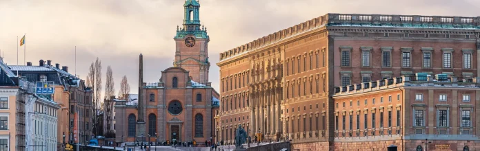 Storkyrkan visible at the end of Slottsbacken, seen from across the water. Photo: Julian Herzog (CC BY 4.0)