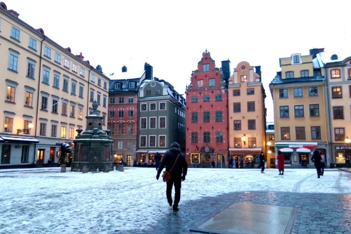 The Stortorget square in the Gamla Stan district of Stockholm, the ground covered in snow, at dusk. Photo: Pierre Goiffon (CC BY-SA 4.0)