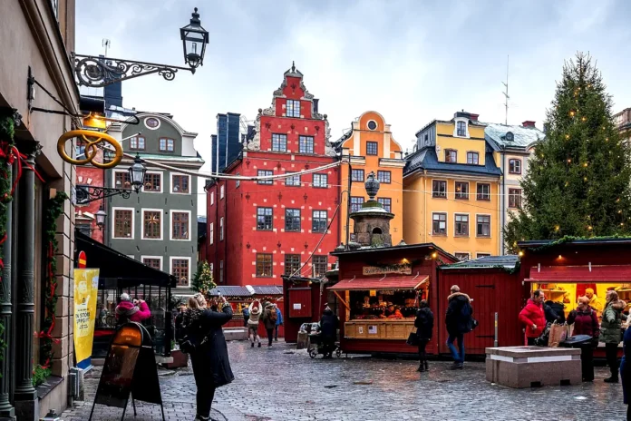 Christmas market at Stortorget in Gamla Stan, Stockholm. Photo: Simo Räsänen (CC BY-SA 4.0)