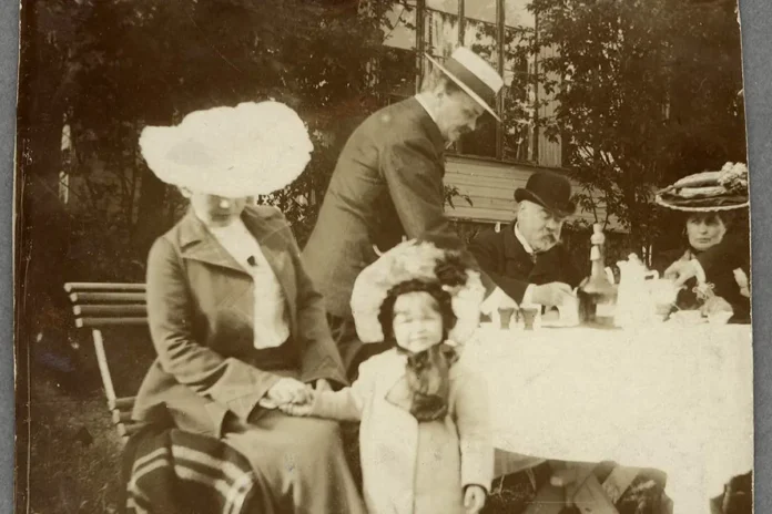 August Strindberg serves coffe at Philpska villan in Furusund, 1904. Photo: National Library of Sweden (No restrictions)