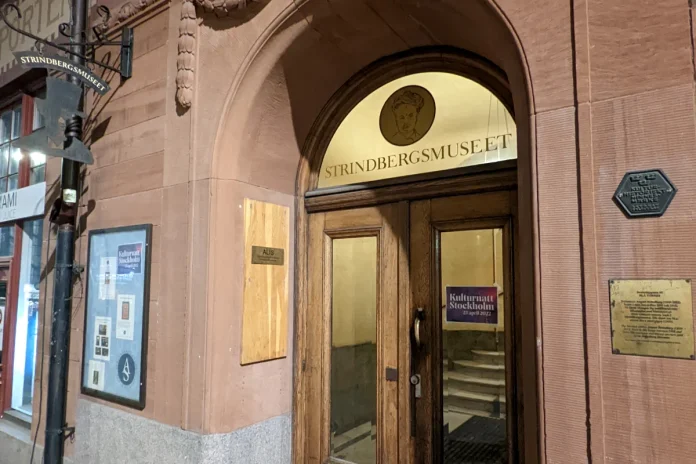 Entrance to the Strindberg Museum at Drottninggatan 85 in Stockholm. Photo: AleWi (CC BY-SA 4.0)