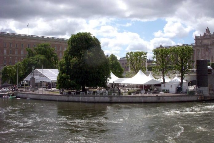 Stockholm Palace and the Strömparterren park.