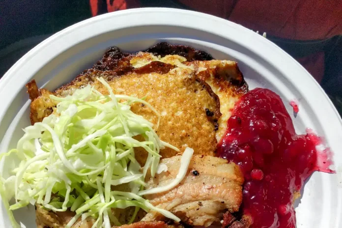 Example of the lunch dish Raggmunk (Potato pancake) with pork and lingonberries. Photo: Mikaela Börjesson (CC BY-SA 4.0)