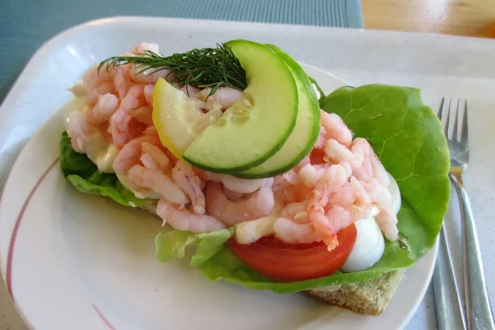 A large shrimp sandwich on a plate at Mössebergsgården in Falköping, Västergötland. Photo: Gunnar Creutz (CC BY-SA 3.0)