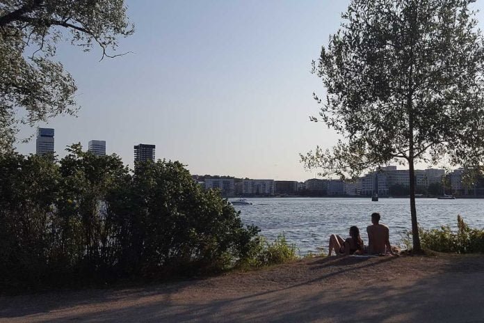 Tantolunden in Southern Stockholm, summertime, Årstaviken. Photo: Inkimar Err (CC BY-SA 4.0).