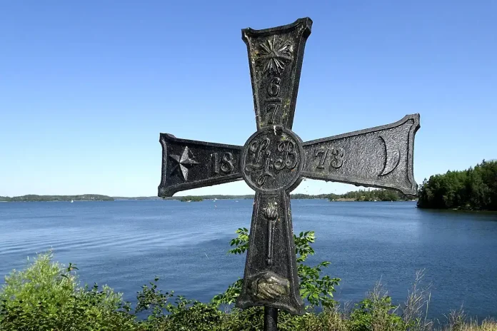 Taxinge-Näsby Castle, view towards Lake Mälaren, with an order sign in the foreground. Photo: Holger.Ellgaard (CC BY-SA 4.0)