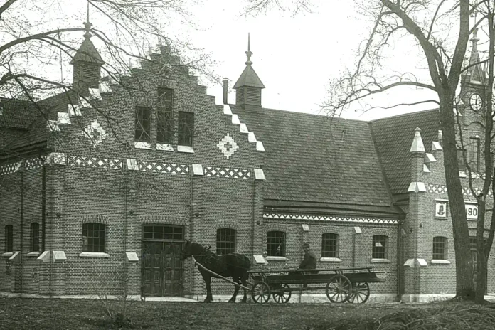 A man with a horse and carriage in front of Taxinge-Näsby Manor's stable. Photo: Amadeus Bianchini - Sörmlands museum/Public domain