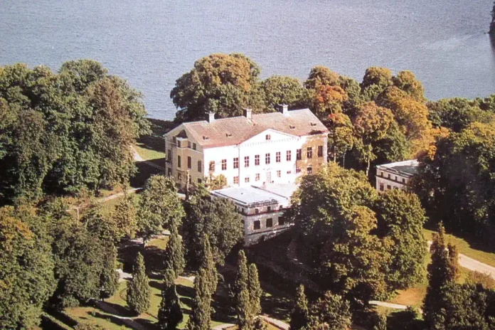 Taxinge Castle depicted on an old postcard from the 1960s. (Public domain)