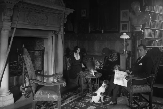 Tyresö Castle, interior from the library in 1930. Sitting in a chair, Marquis Claes Leo Lagergren. Photo: Malmström Foto/Public domain