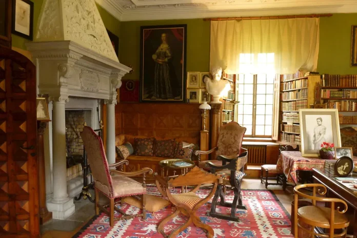 The same library at Tyresö Palace in the year 2013. Note that the furniture is exactly the same. Photo: Holger.Ellgaard (CC BY-SA 3.0)