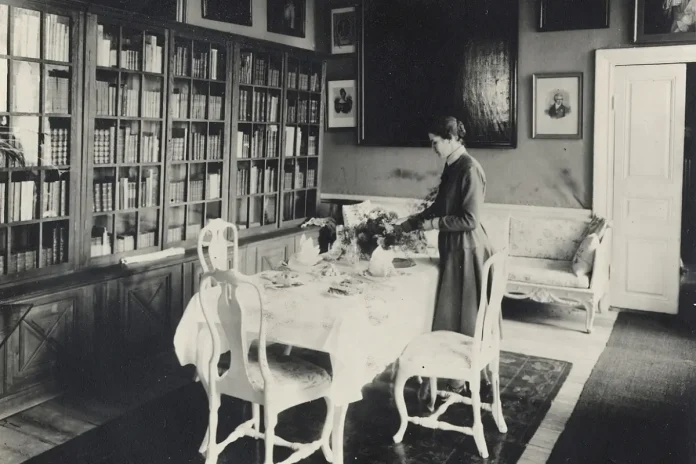 Housekeeper Lindkvist at the set table in the breakfast room at Tyresö Castle (1910-1920). Photo: Nordiska museet/Public domain