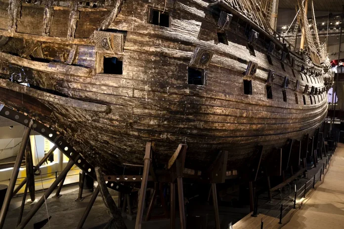 Bow (port side) of the royal skip Vasa, displayed at the Vasa museum in Stockholm. Photo: Peulle (CC BY-SA 4.0)