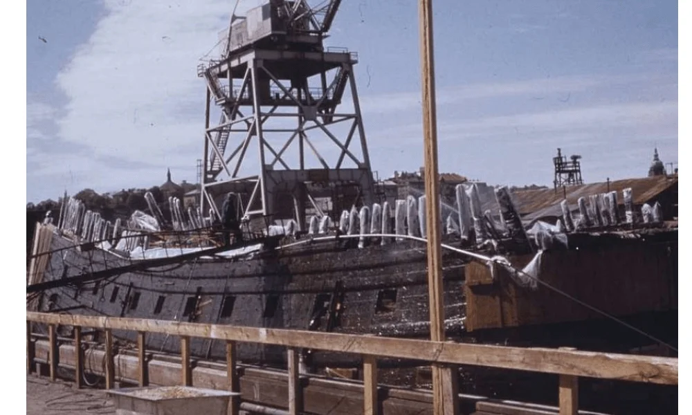 Shortly after the salvage in 1961, the warship Vasa floats again. Source: Collection Salvaging Vasa (Picryl).