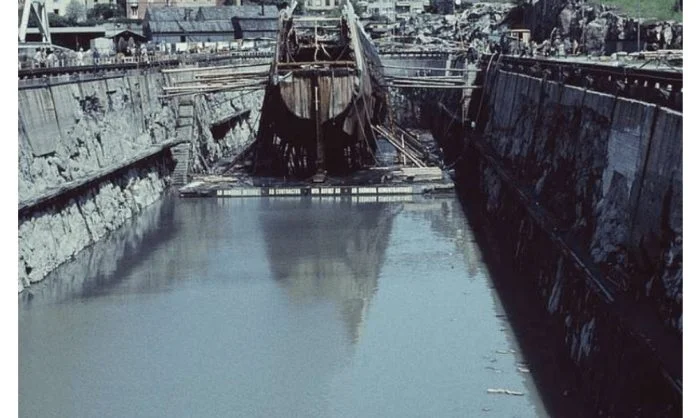 The ship Vasa is brought into dock after 333 years at the bottom of Stockholm. Source: Collection Salvaging Vasa (Picryl).