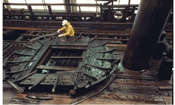 Loose details on the Vasa are gathered and put in place. Source: Collection Salvaging Vasa (Picryl).