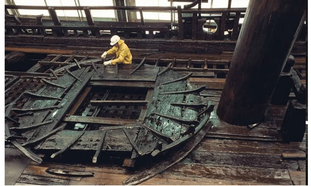 Loose details on the Vasa are gathered and put in place. Source: Collection Salvaging Vasa (Picryl).