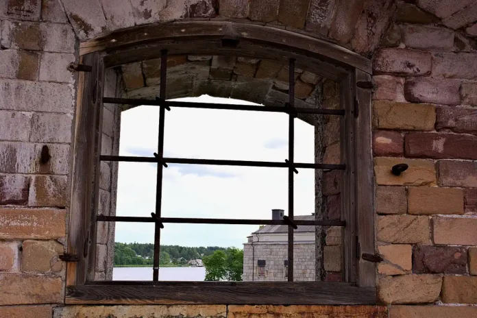 View through the bars at Vaxholm Fortress. Photo: Webbgun (CC BY-SA 4.0)