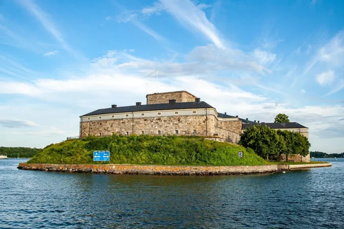 View from a boat over Vaxholm Fortress. Photo: Szilas (CC BY-SA 4.0)